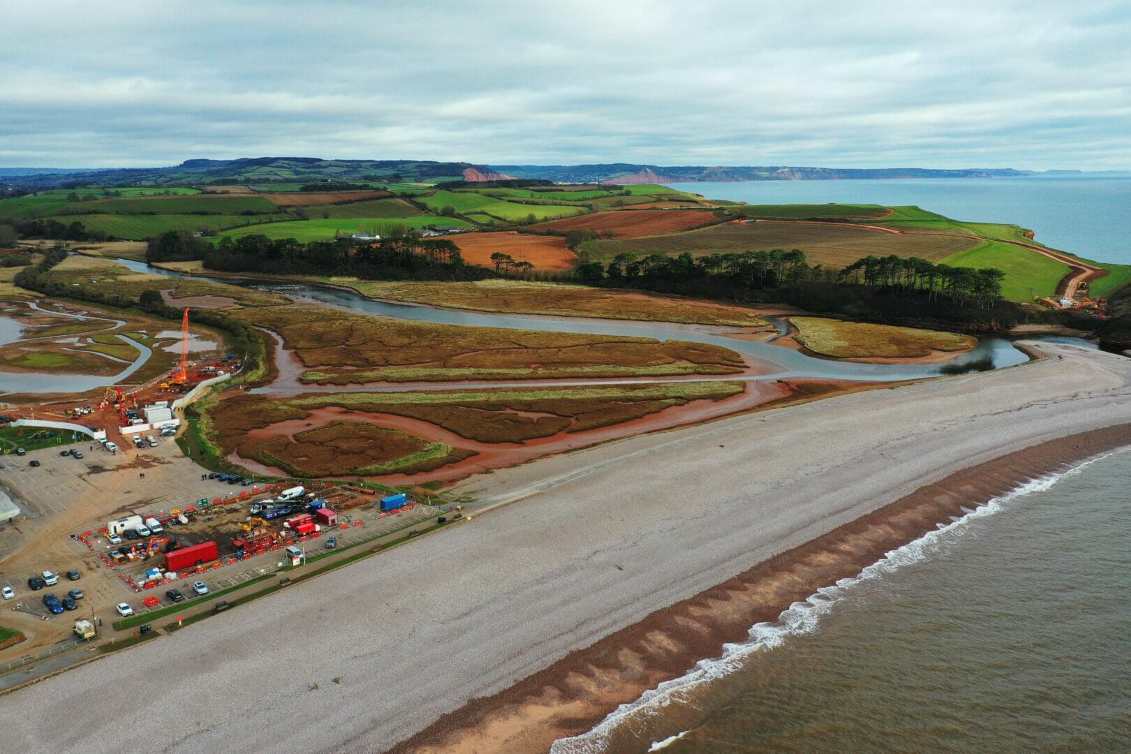 Photo a working site by the ocean taken from above